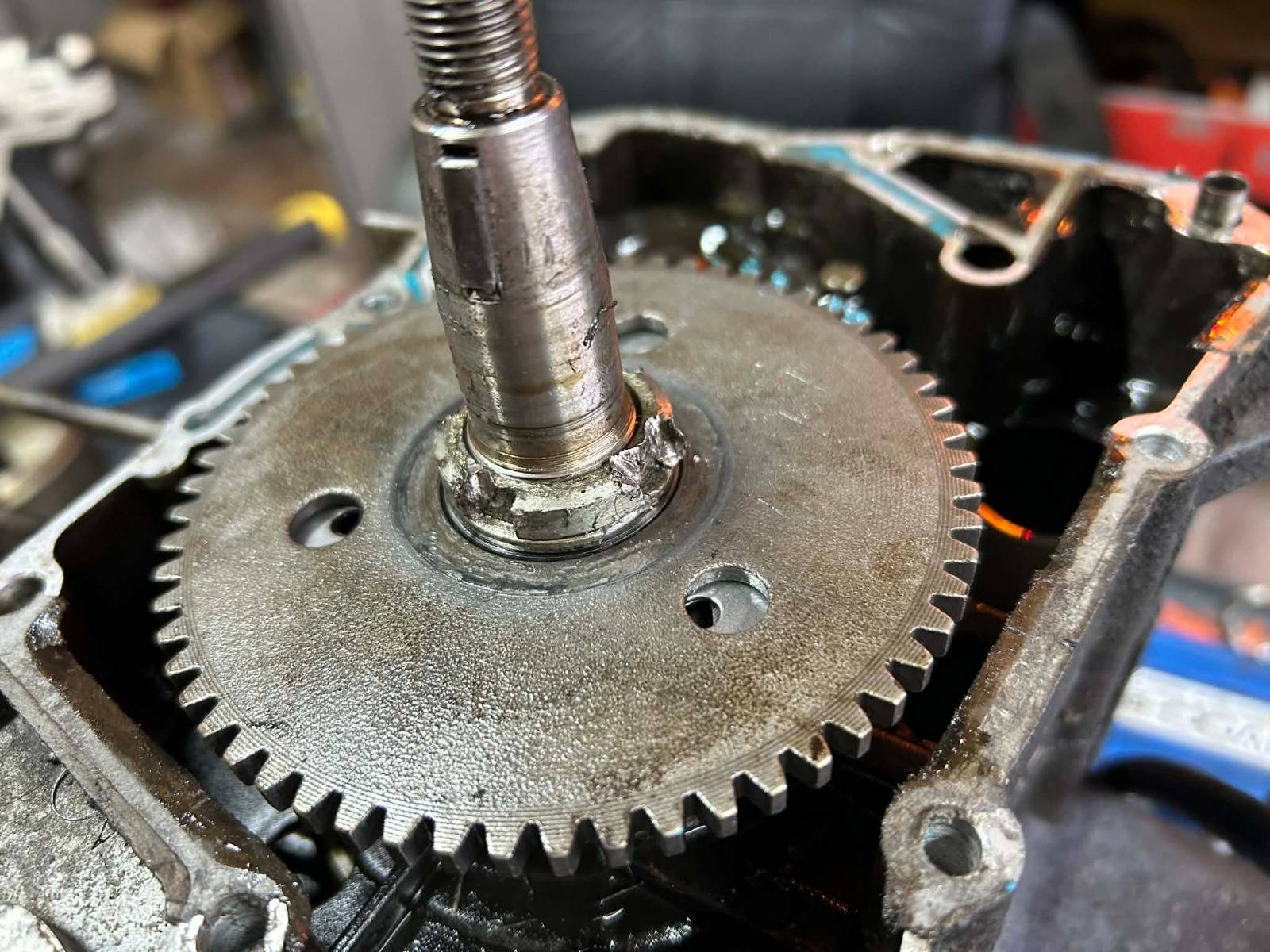 Znen Tommy - Well, what can you do with that? Metal glitter everywhere, even chunks, as I'm sure is no surprise from the state of it. Time for a new engine?